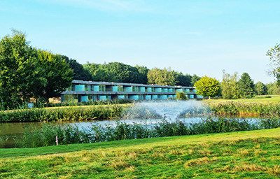 Hole 10 en de appartementen
